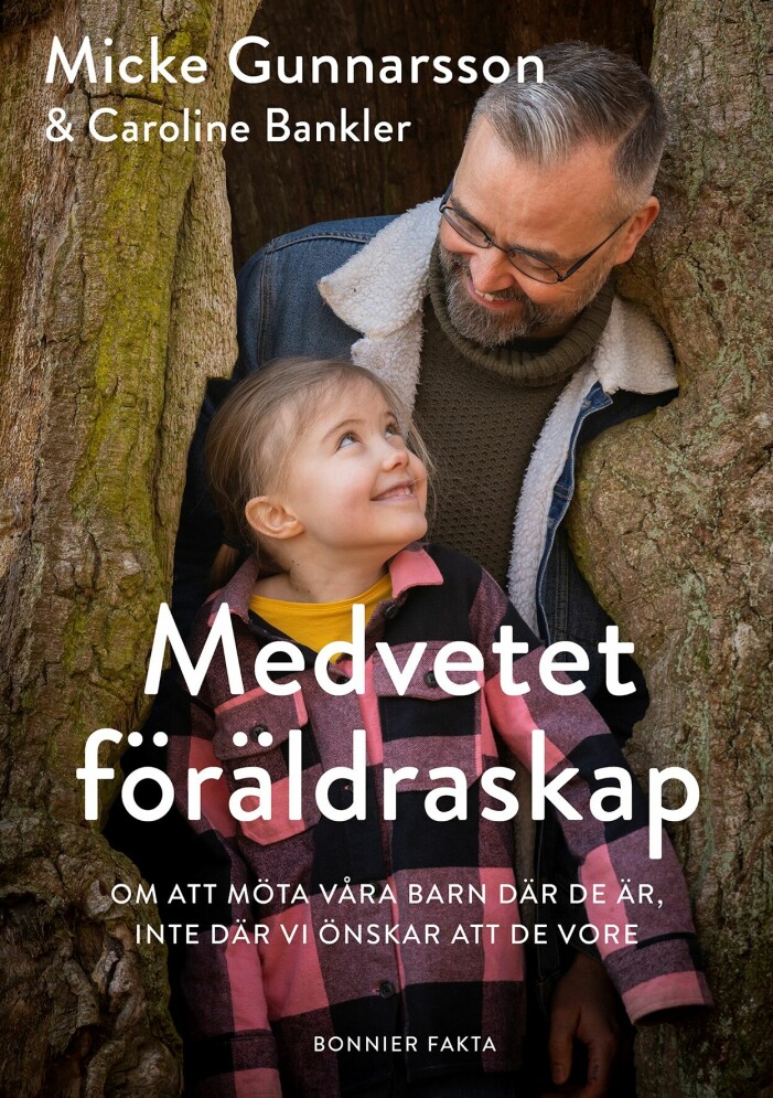 <span class=" italic" data-lab-italic_desktop="italic">Medvetet föräldraskap: Om att möta våra barn där de är, inte där vi önskar att de vore</span> som Micke skrivit tillsammans med medförfattaren Caroline Bankler, handlar om att utveckla sig själv som förälder. Micke Gunnarsson bokomslag
