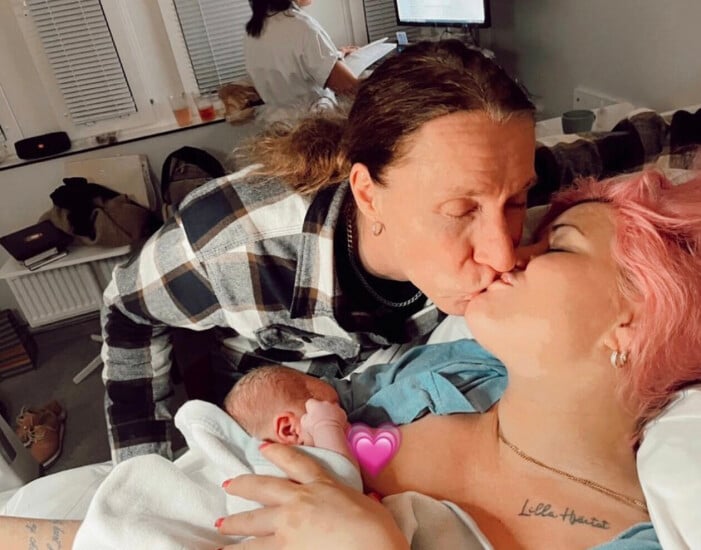 Melinda och Martin visste hela tiden att det var en liten Izadora som låg i magen. Foto: Privat Melinda Jacobs och Martin Eriksson efter förlossningen