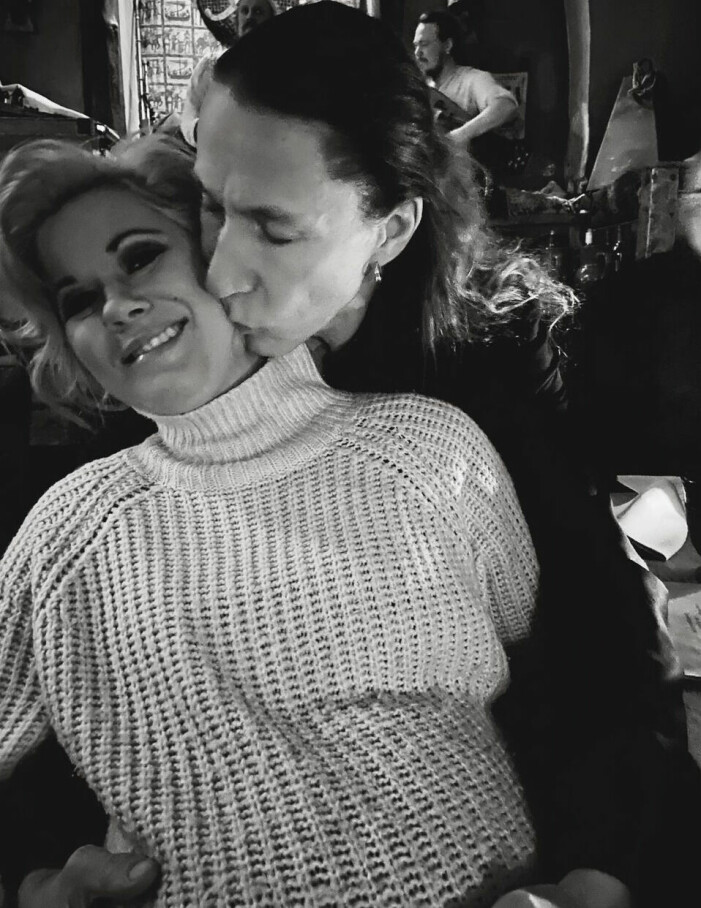 Martin ger en kram till Melinda och bebisen i magen <3 Martin kramar om Melinda Jacobs