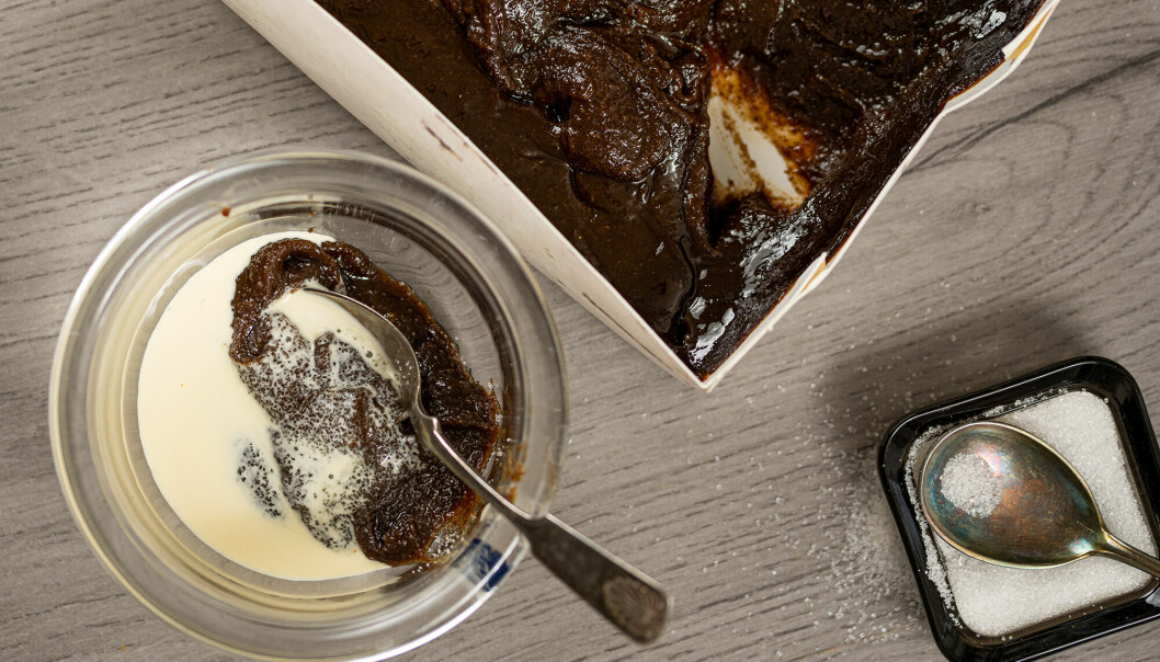 Desserten är brun, kladdig och man äter den ofta med socker och grädde. memma