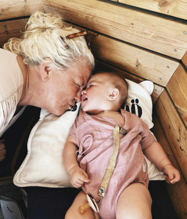Mamma Mia Parnevik är en av Pennys förebilder. Foto: Instagram Mia Parnevik gosar med barnbarnet Pebble