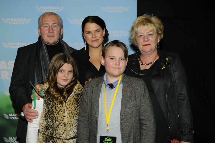 Mia Skäringer med barnen Heli och Alfred och svärföräldrarna på en filmpremiär 2012. mia skäringer barn