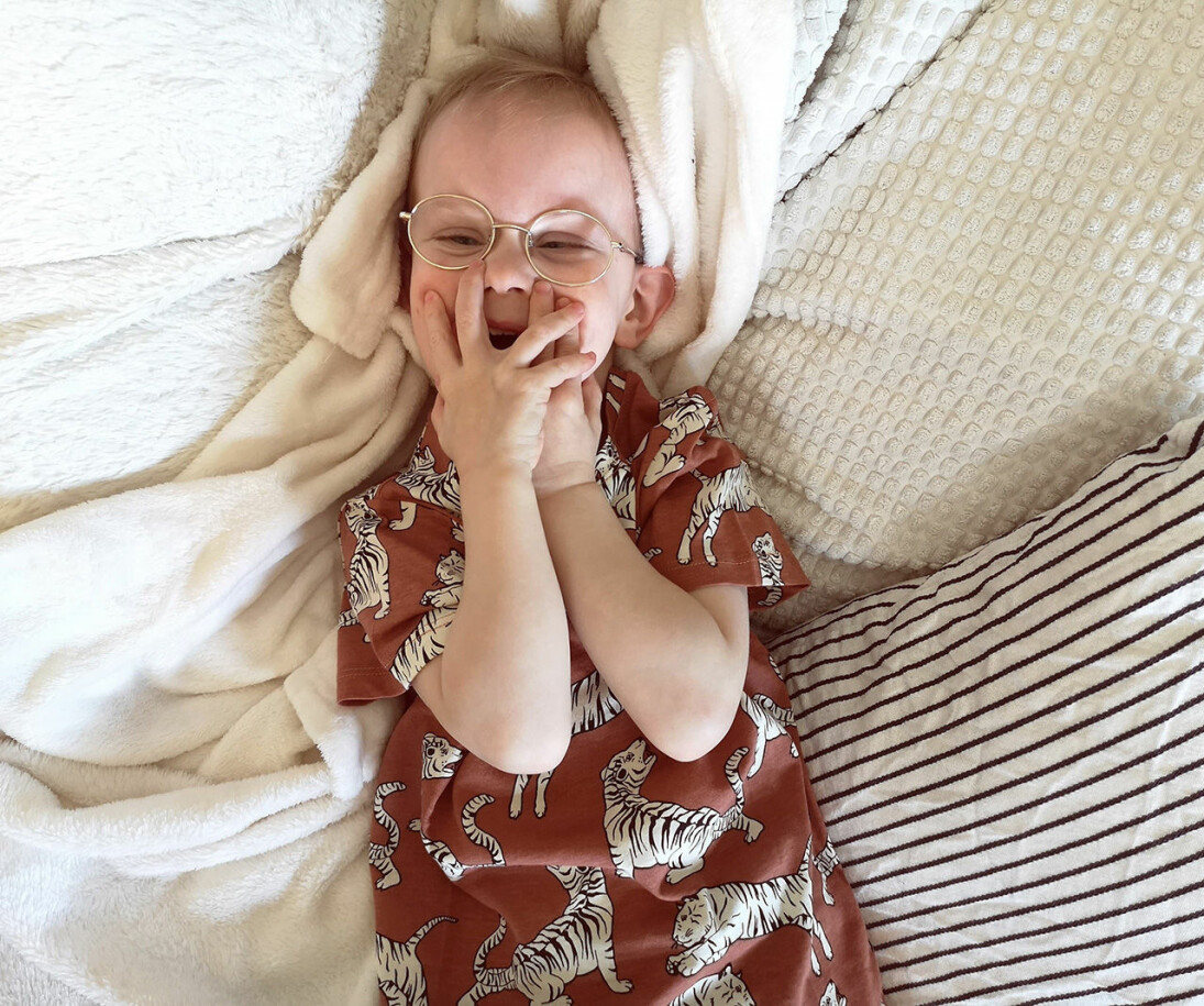 ”Människor som har funktionsvariationer är som alla andra, även om de kan behöva lite extra vägledning och hjälp” Foto: Privat Milton i sängen.