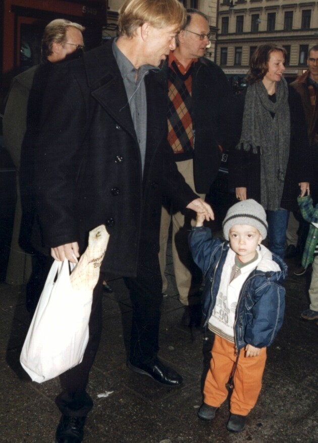 Milton Öhrström fotograferad som liten intill pappa Bill. bill öhrström med sonen milton som liten