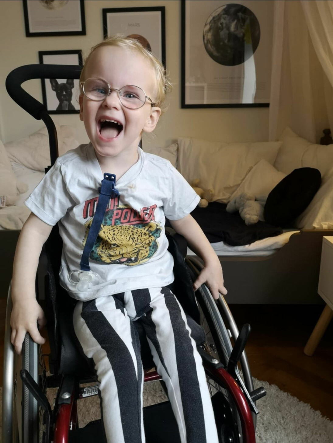 Det blev en stor omställning och utmaning att anpassa både hem och vardag efter Miltons förutsättningar. Foto: Privat Milton i sin rullstol.