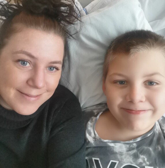 Hemma hade Mio två småsyskon, Viggo, 8, och Hailey, 1. Mio och mamma Anne-Lie