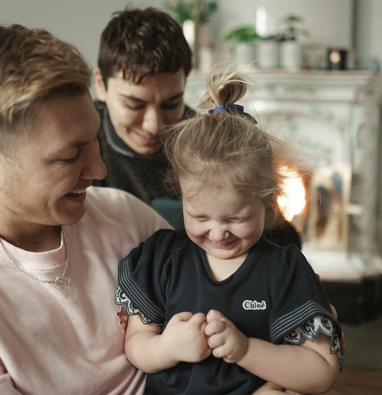Varken Johan eller John väntade sig att processen att bli familjehem skulle gå så fort, men det gjorde den. Och när Miriam kom kände de total lycka. Lyckan var total när lilla Miriam fick komma hem till pappa Johan och pappa John,