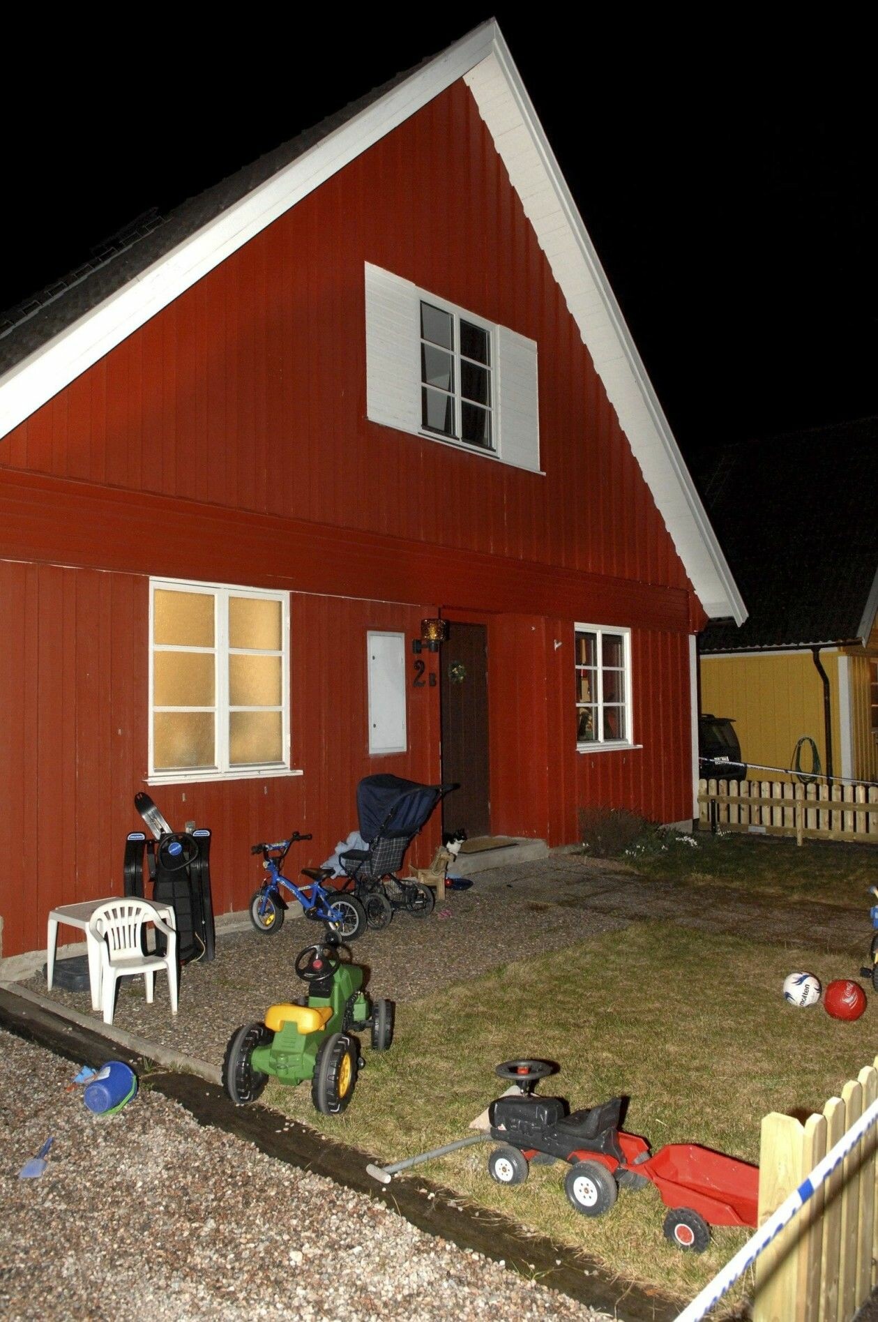 Mordkvällen, den 17 mars 2008. Leksakerna i trädgården minner om de barn som alldeles nyss levde och lekte här – innan de attackerades i sitt hem. Huset i Arboga där Max och Saga mördades.