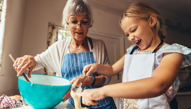 Be gästerna att ta med en kaka, dryck eller maträtt! mormor och barnbarn bakar kaka