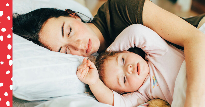 Kvinna som sover och håller om en bebis.
