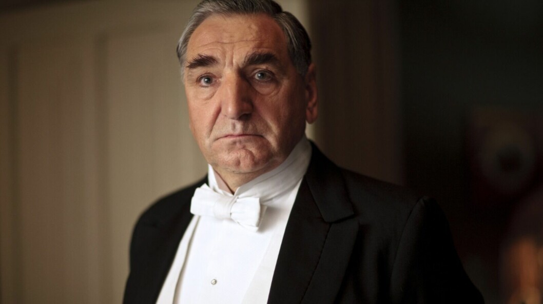 Jim Carter gör rollen som Mr. Carson. Carson