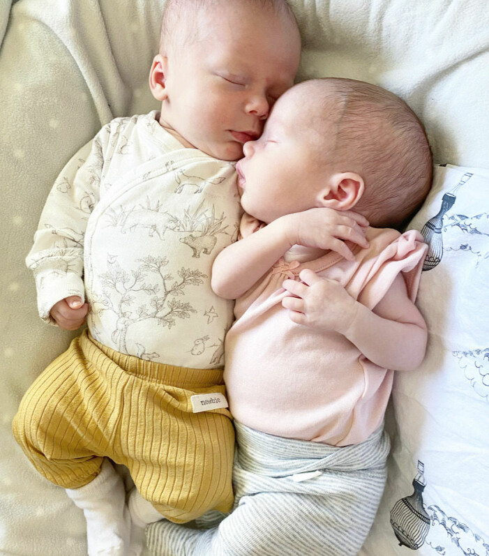 Här är tvillingarna en månad gamla. My Westerdahl