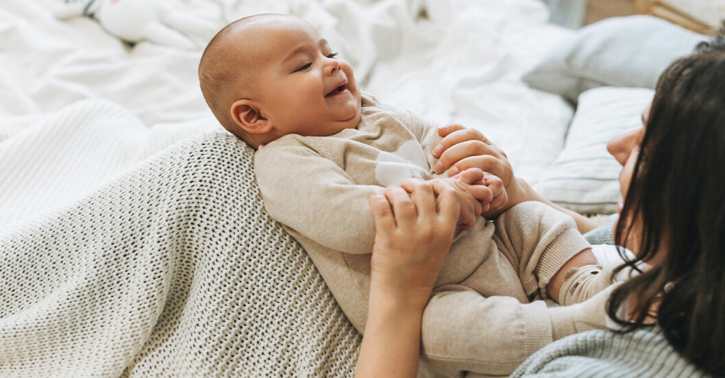 bebis som skrattar
