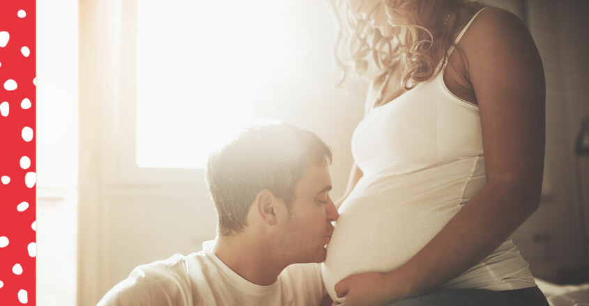Blivande pappa pussar gravid flickvän