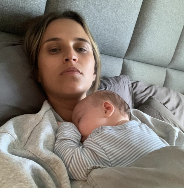 Natalie beskriver första tiden med dottern Elle som tung och svår. ”Jag kunde inte njuta min första tid av att vara mamma. Mina tankar kretsade mest kring att jag skulle dö”, berättar hon. Foto: Privat natalie med dottern elle på bröstet
