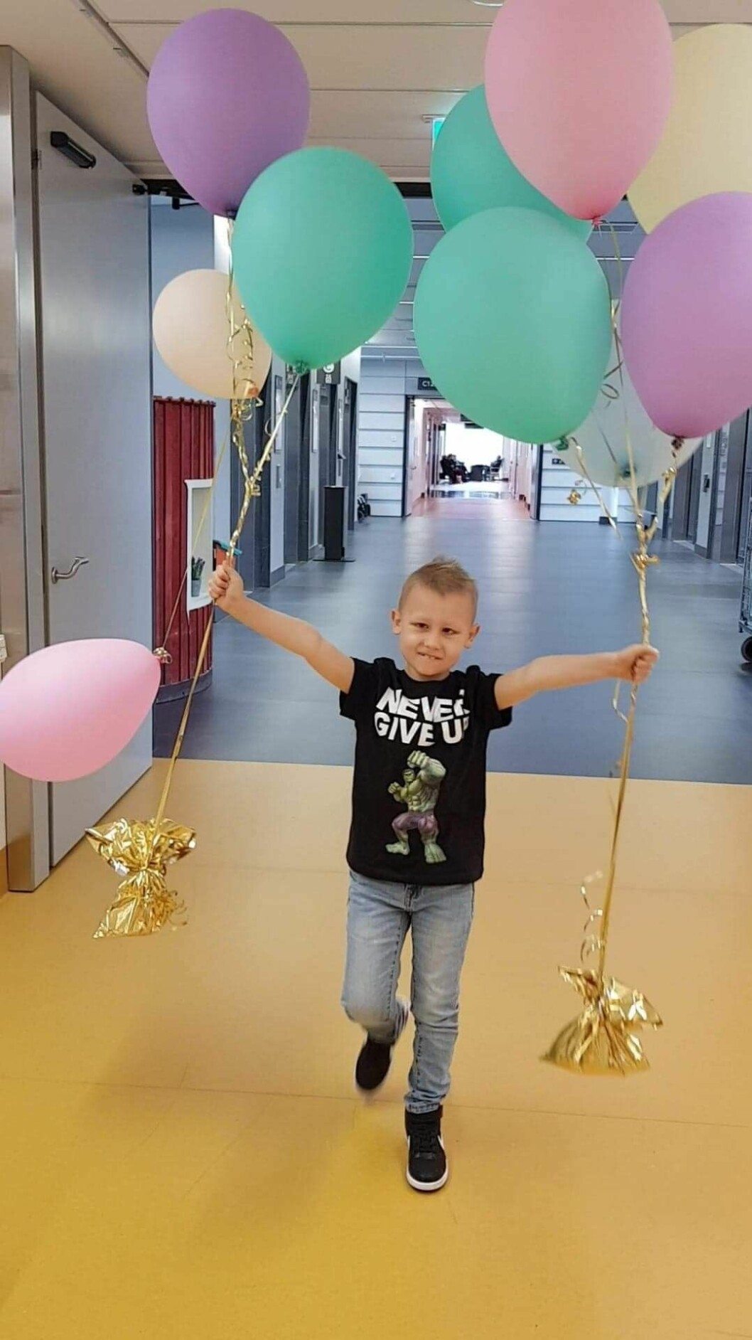 Sjukhuspersonalen hurrade när Nataniels behandling var klar. Nataniel på sjukhuset