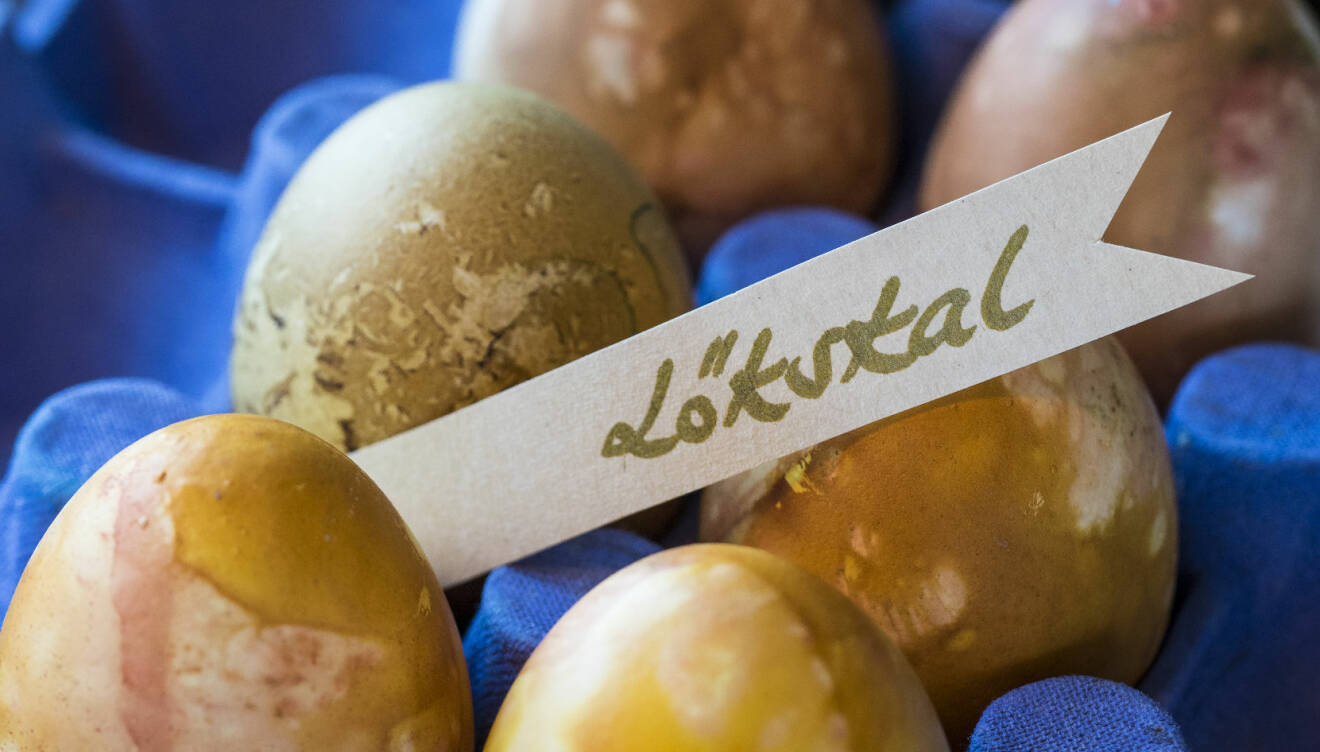 Att färga ägg med lökskal ger dig en brun färg som går lite åt det gula hållet.