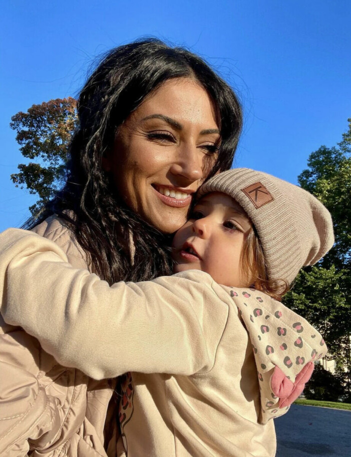 ”Jag är ingen lekmamma, även om jag ibland anstränger mig och försöker leka med Nilo. Dock upplever jag att tiden går sakta när jag gör det, haha!”, säger Nikki. Nikki och dotter Nilofar
