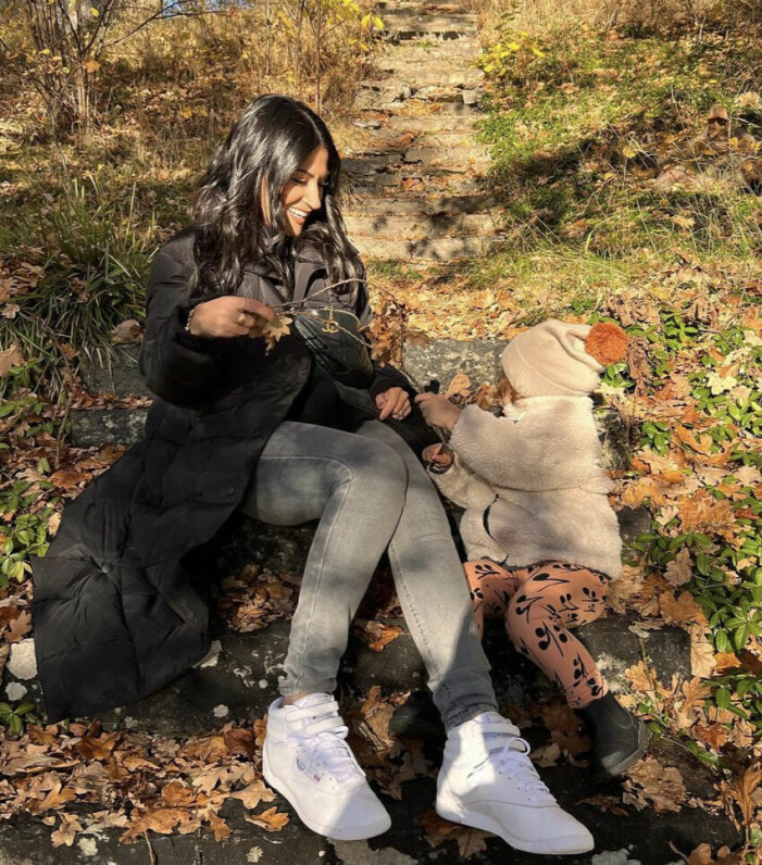Nikki berättar att hon alltid tyckt om namnet Nilofar, som hon valde att döpa sin dotter till. ”Det betyder ’näckros’”, berättar hon. Nikki Amini leker med dotter Nilo