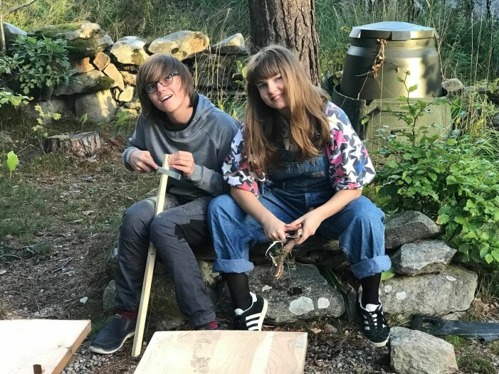 Noah med sin storasyster Levina. Noah och Levina