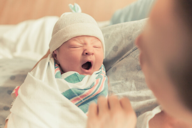 Redan på BB har din bebis rutiner. Nyfödd bebis gäspar