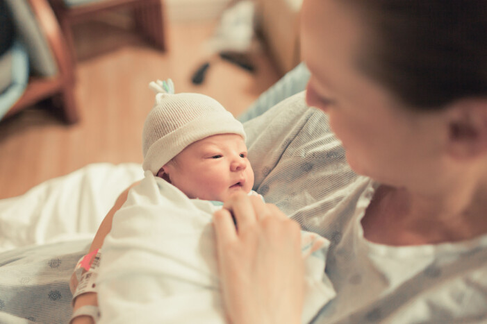 mamma och nyfödd bebis på sjukhus
