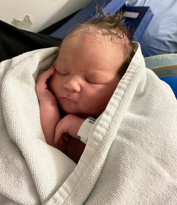 Efter en lång förlossning kom äntligen Veera. Foto: Privat Tindras dotter Veera, nyfödd på bb