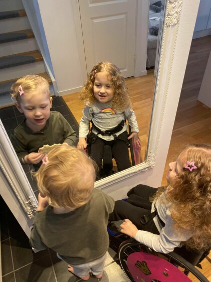 Emilia och Angelo provar hennes hårspännen en dag hemma i radhuset. Ofelia och Angelo Yuosif