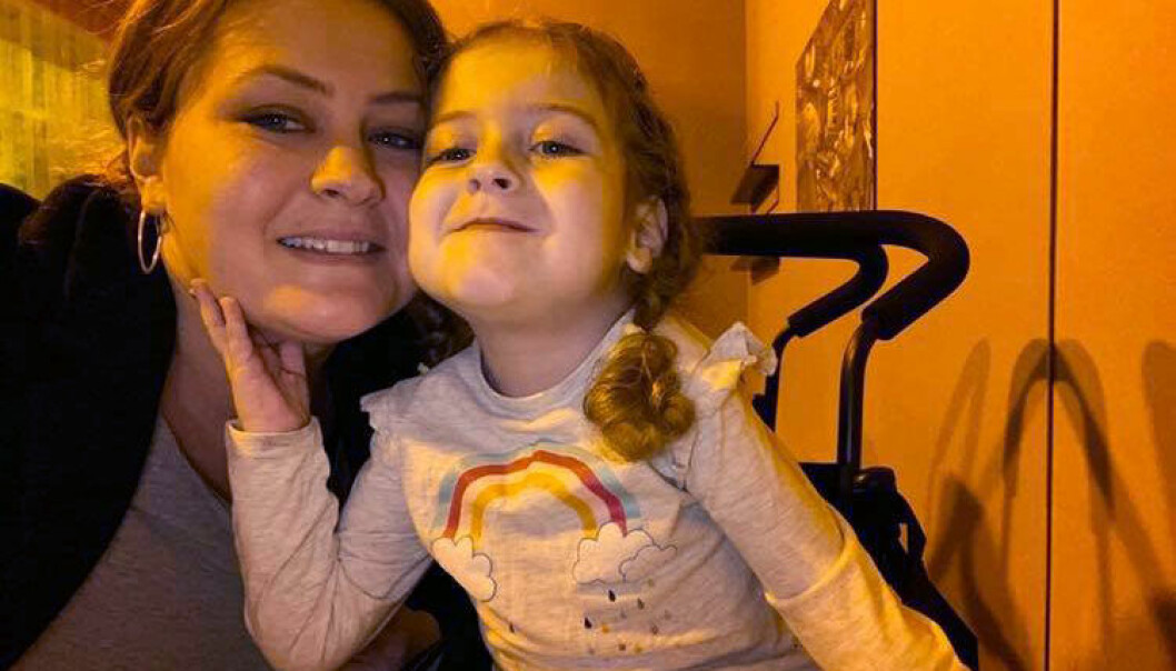 "Det var obeskrivligt." säger mamma Emilia om när Ofelia lyfte huvudet på egen hand första gången efter att medicineringen startat. Ofelia och mamma Emilia Yousif