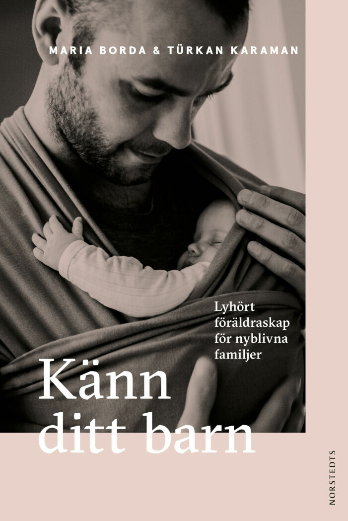 Valet att ha en pappa på omslagsbilden var också ett sätt att försöka få fler att känna sig inkluderade, enligt författarna. Foto: Norstedts Omslagsbild Känn ditt barn.