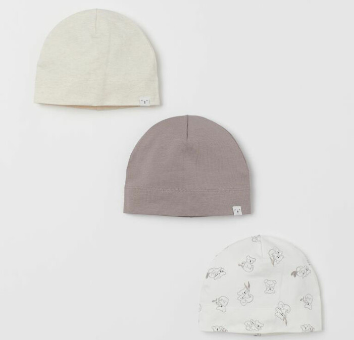 3-pack mössor i mjuk trikå av ekologisk bomull från H&M. Köp dem här.
