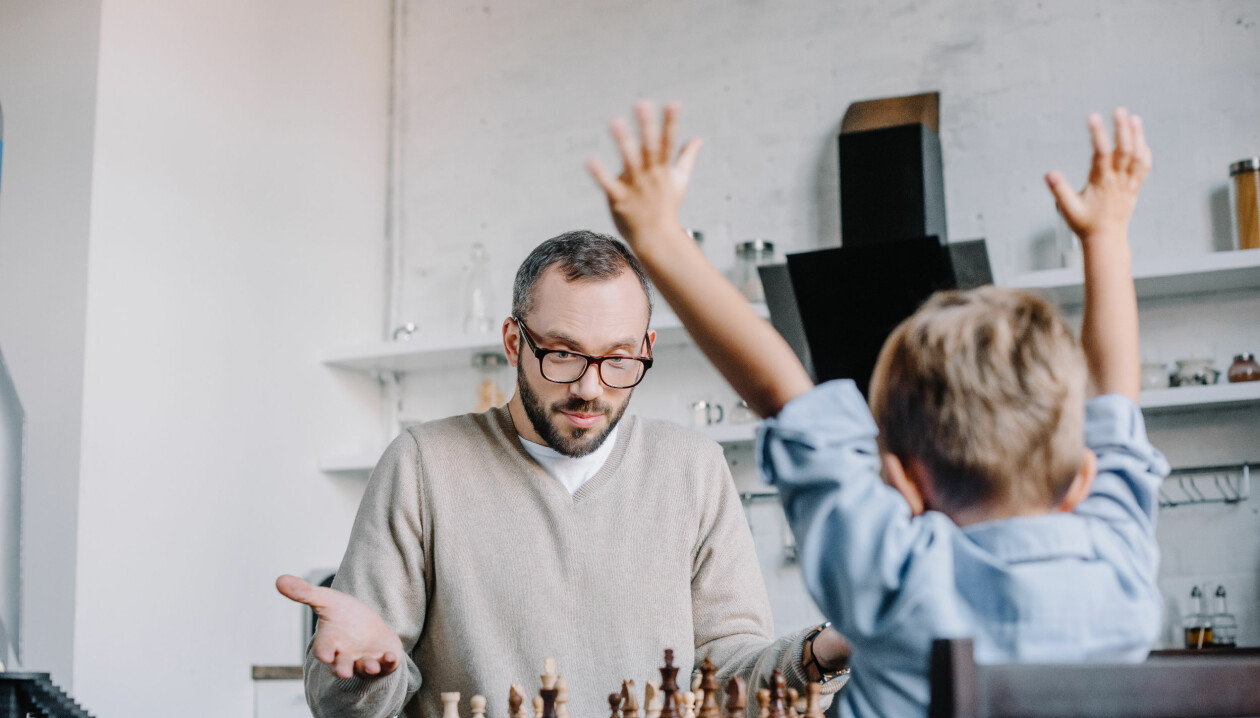 Spela spel – antingen som vanligt eller med släkten över videochatten! pappa och son som spelar spel på jullovet