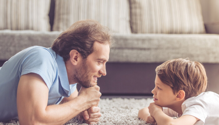 Kanske Bob är ett namn som går i släkten? Pappa och son leker på vardagsrumsgolvet