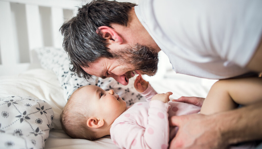 Har du koll på om du begärt ut pengar för det du kan i barnens försäkring? Pappa som myser med bebis