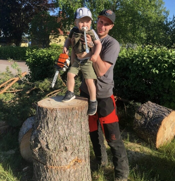 Att visa bilder på sambon hjälper Sandra och barnen att minnas honom. Här står han med sin son i famnen. pappa och son