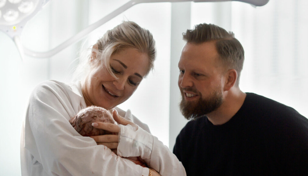 Bild: SVT Par med nyfödd bebis