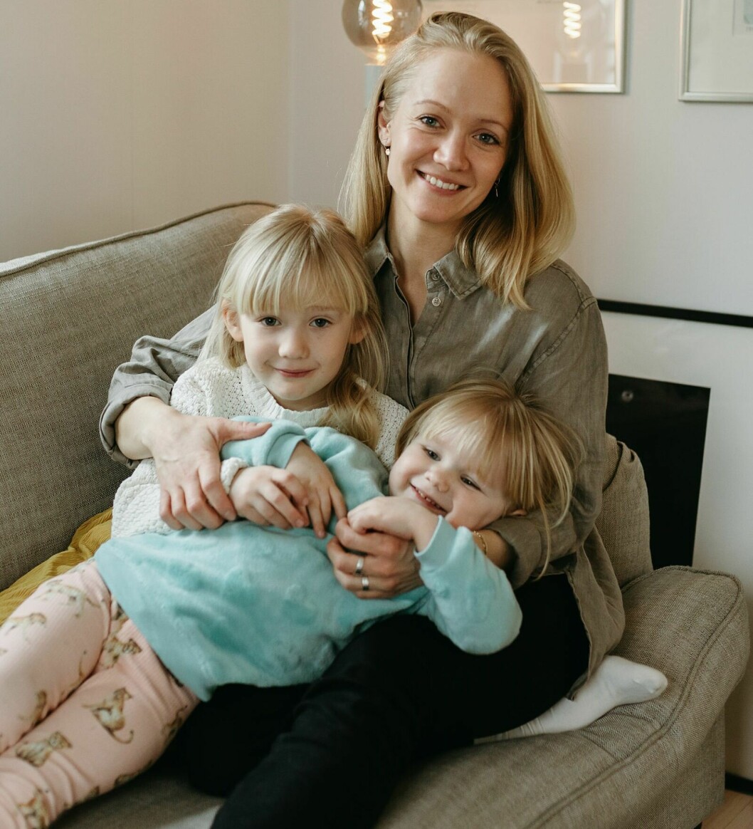 Paulina Gunnardo jobbar med barnrättsfrågor och bloggar på Motherhood. Hon är själv mamma till döttrarna Henny och Othilia. Foto: Clara Mortensen paulona gunnardo