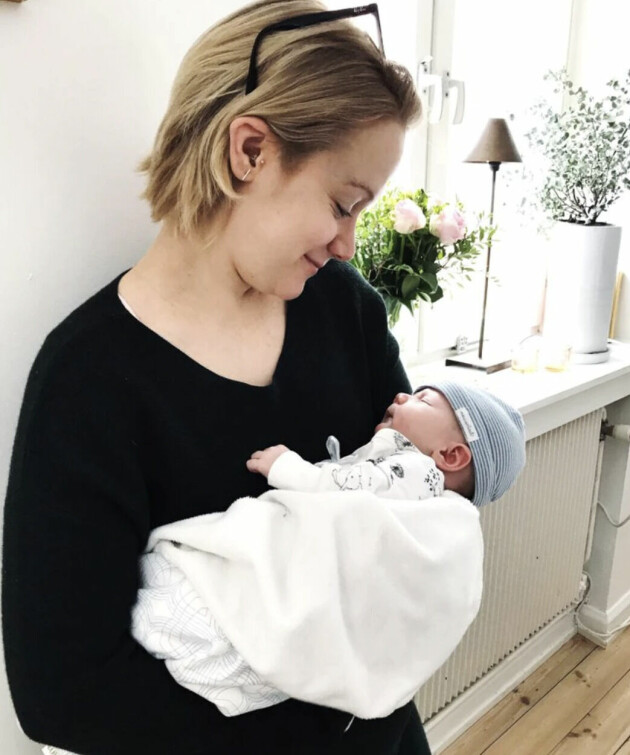 Bebismys för Motherhood-profilen Paulina Gunnardo. Paulina håller i sitt barn.