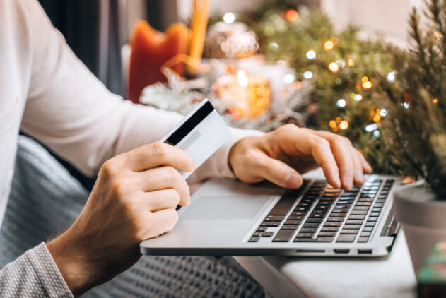 Hur mycket pengar vi spenderar på julklappar varierar mycket. dator kreditkort jul