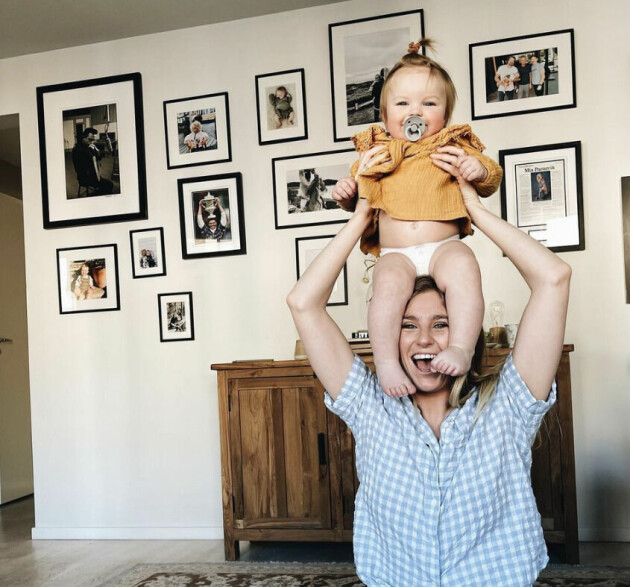 Penny trivs i sin mammaroll. Foto: Instagram Penny Parnevik och dottern Pebble