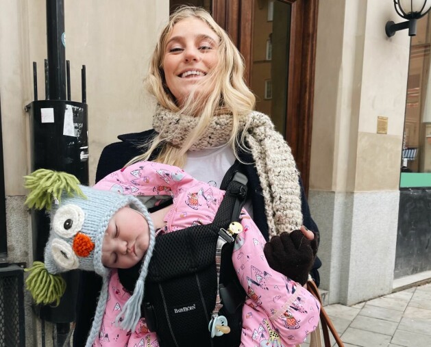 Dottern Pebble är van att hänga med mamma Penny till jobbet. Penny Parnevik och dottern Pebble