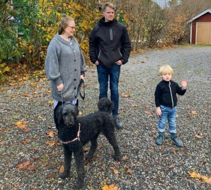 Pernilla menar att hennes vardag ser ut på samma sätt efter en diagnos, men att hon fått andra förutsättningar för att lära sig hantera den eftersom hon vet vilka svårigheter hon har. Här med mannen Samuel, sonen Adam och familjens hund. pernilla familj