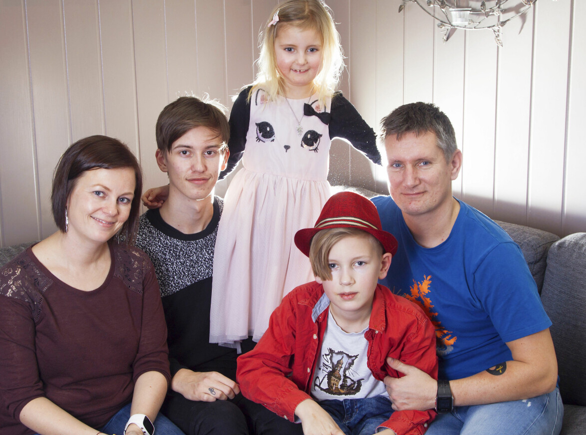 När Pernille fick Gledespriset blev hon överlycklig. Hon drömde om att resa till Paris. Här är hon tillsammans med mamma Anne, pappa Ove och bröderna Noah och William. Pernille med mamma Anne, pappa Ove och bröderna Noah och William.