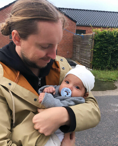Pappa Peter brukar ta Daphne både på morgonen och när han kommer hem från jobbet för att få tid med henne när han jobbar. Peter Ripmark och Daphne Ripmark från Malmö