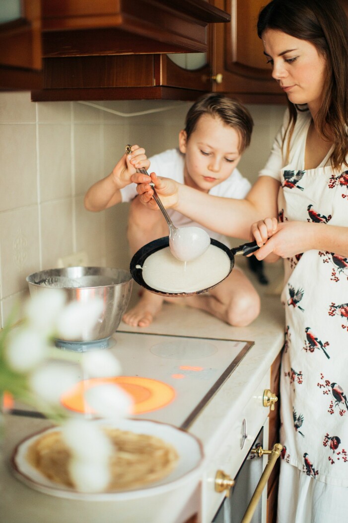 Att låta barnen vara med i köket kan ofta öka nyfikenhet för maten, förklarar kostprofessorn. barn och mamma i köket