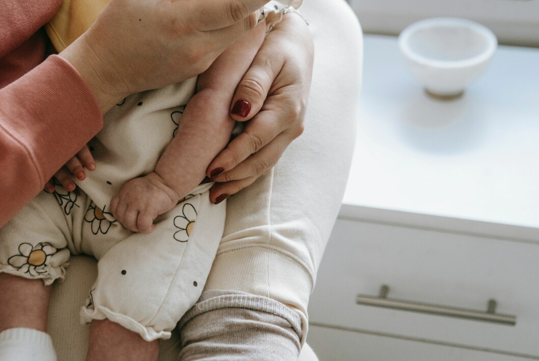 Mammor lägger i snitt 1 timme och 27 minuter på att laga mat, duka och duka av varje dag. mamma bebis