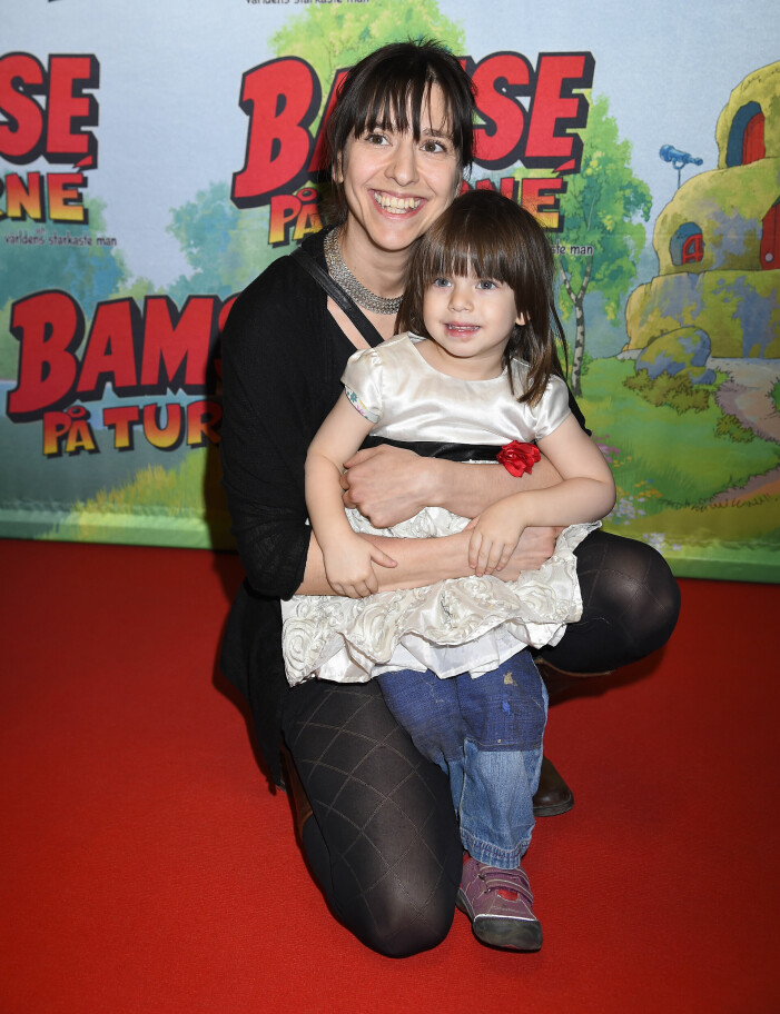 Paloma Grandin spelar lillasyster i familjen Knyckertz. Hennes egen mamma är skådespelaren Philomene Grandin som vi känner igen från barnprogrammet <span class=" italic" data-lab-italic_desktop="italic">Vintergatan</span>. Här är mor och dotter på Bamse-premiär 2016. Philomene Grandin med dottern Paloma
