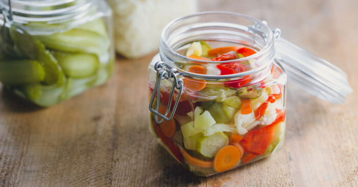 Pickla gurka, morötter, chili eller vad som faller dig i smaken! Click to add image caption Picklade grönsaker i en glasburk