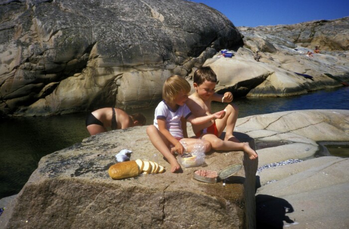 barn äter macka på klippa