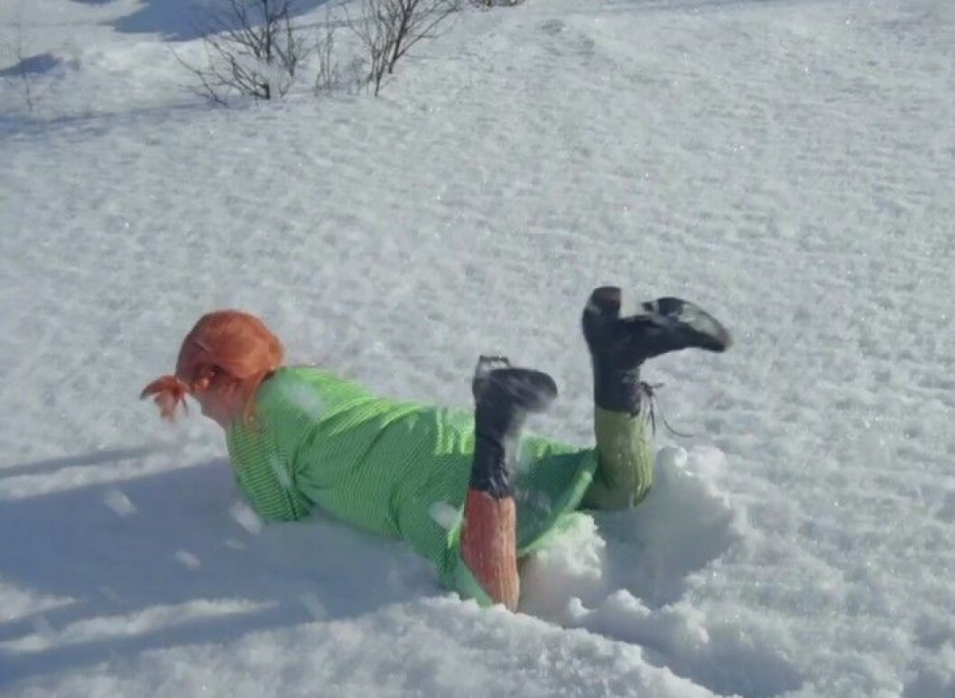 Pippi slänger sig ut i snön i bara pyjamasen